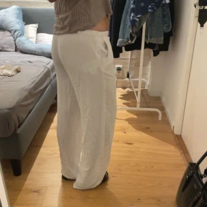 Linnebyxor - Säljer mina linnebyxor ifrån Ginatricot, på bilden är det nervikta!🤍 Så fina och passar perfekt på mig som är 160