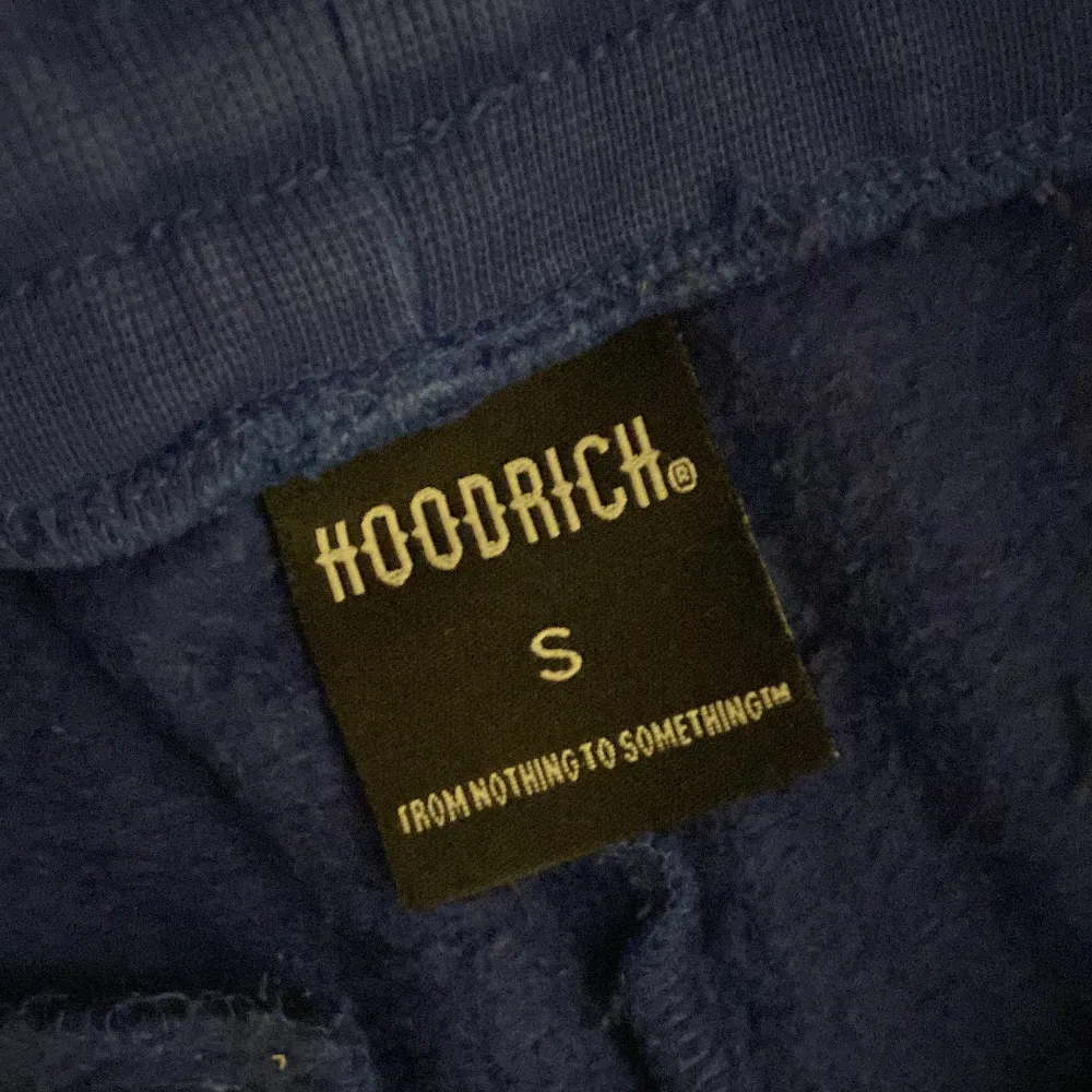 Hoodrich tycoon träningsbyxor med färgen blå, det är storlek S.. Jeans & Byxor.