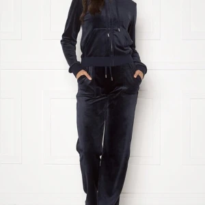 Juicy couture night sky🦋 - Jag säljer mitt juicy sett eftersom det inte kom till användning! Det är i nyskick, nypris: 2400💓byxan är i storlek S, tröjan är i xs🌸