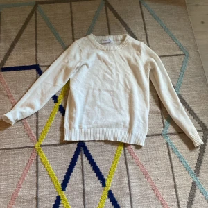 Vit tröja - Vit tröja från Vila som jag tror är köpt för 249kr!❤️ Har en liten defekt på bröstkorgen men inget man inte kan fixa med en nål💓