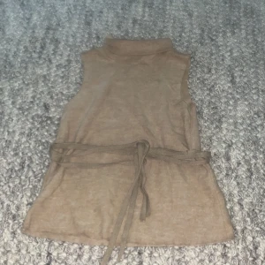 Beige topp - En jättefin fest topp som är från zara. Den är knappt använd 