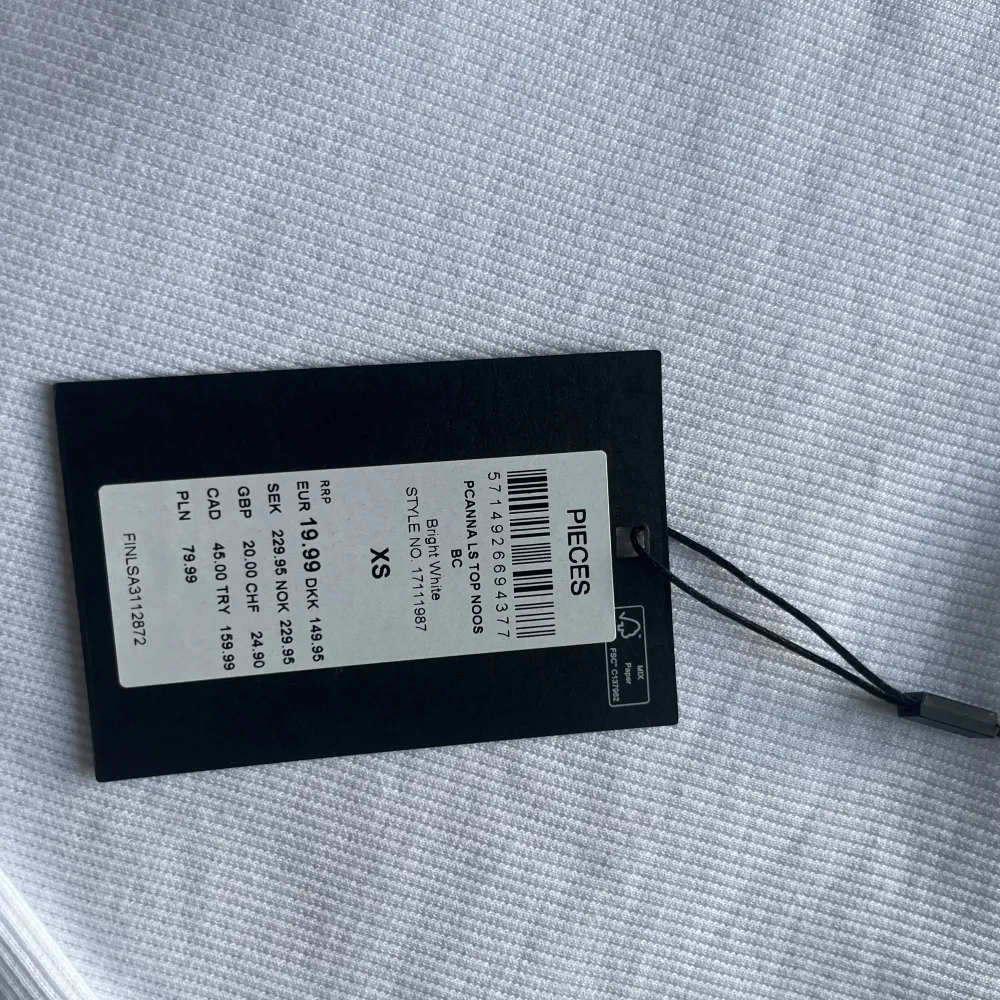 Säljer denna tröja med puffärm från zalando. Märket är Pices och den är i storlek xs. Har aldrig använt denna och prislappen sitter kvar. Köpte den för 229kr och jag säljer den för 120, pris går att diskuteras🤍. Toppar.
