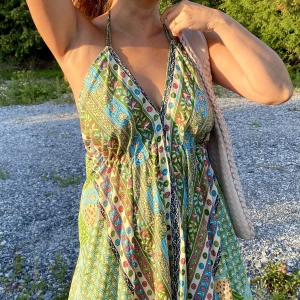 Klänning  - En perfekt sommarklänning 🦋 Jag är 160cm lång, så du kan bedöma själv om klänningen skulle vara för lång eller kort för just dig! klänningen är helt ny, och lappen sitter fortfarande på plagget . Du kan justera storleken till alla storlekar (S,M,L)