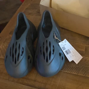 Yeezy foam runner - Säljer ett par riktigt fett yeezy foam rnr i storlek 42 äktehetsbevis fins och allt og. Skriv vid frågor går med på byten också 