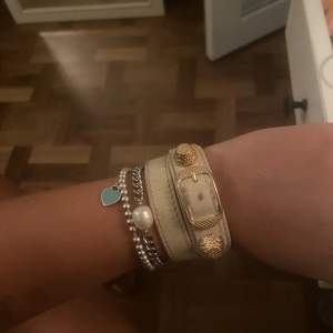 Mammas gamla Balenciaga armband i en praktisk och användbar créme/beige/ljusrosa färg. Säljer så jag tröttnat lite på det. Skicket är precis som syns på bilden❤️