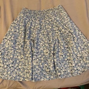 Jätte fin kjol - Säljer denna jätte fina kjolen, köpte den för 150. Jag har inte använt den så den är som ny. 