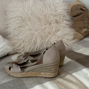Tommy Hilfiger beige klackar - Storlek 38