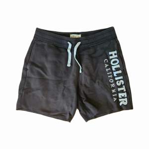 Ett par svarta Hollister shorts i storlek S. De är fint skick och perfekta för sommaren då de är luftiga. Se sista bilden för flaws på dem. Nypris 449kr