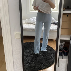 Byxor - Blåa mjukisar som inte kommer till användning 