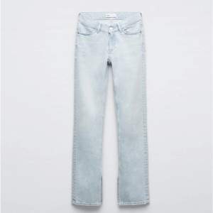 Säljer dessa Zara jeans med slits nertill som inte kommer till någon användning, endast testade🩵 Frakt tillkommer Klicka inte på köp nu! Betalning sker via Swish🫶🏼