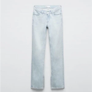 Ljusa zara jeans - Säljer dessa Zara jeans med slits nertill som inte kommer till någon användning, endast testade🩵 Frakt tillkommer Klicka inte på köp nu! Betalning sker via Swish🫶🏼