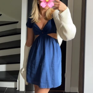 Klänning - Sötaste klänningen från Pull & bear. Skriv för fler bilder💕