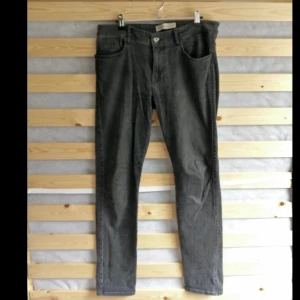 Grå jeans - Grå denim jeans i lite stretchigt material. 