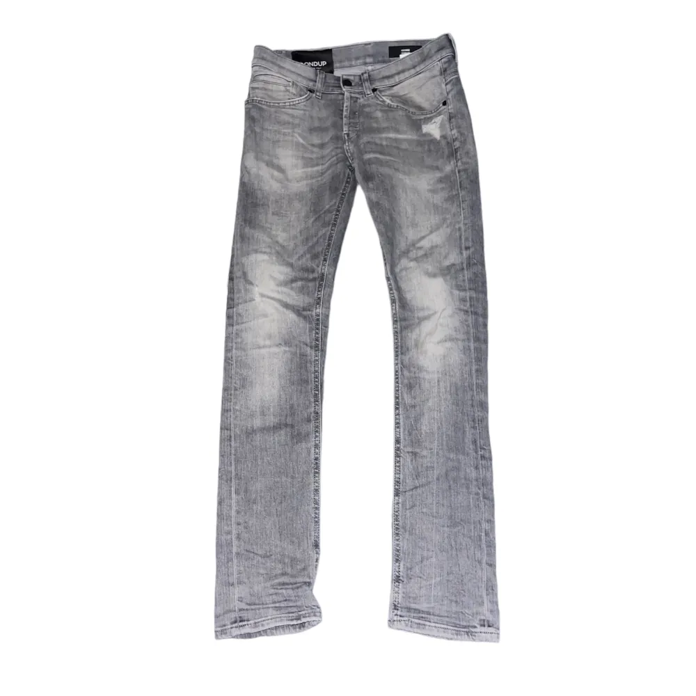 Säljer ett par dondup jeans! Storlek 29! Bra skick på jeansen!. Jeans & Byxor.