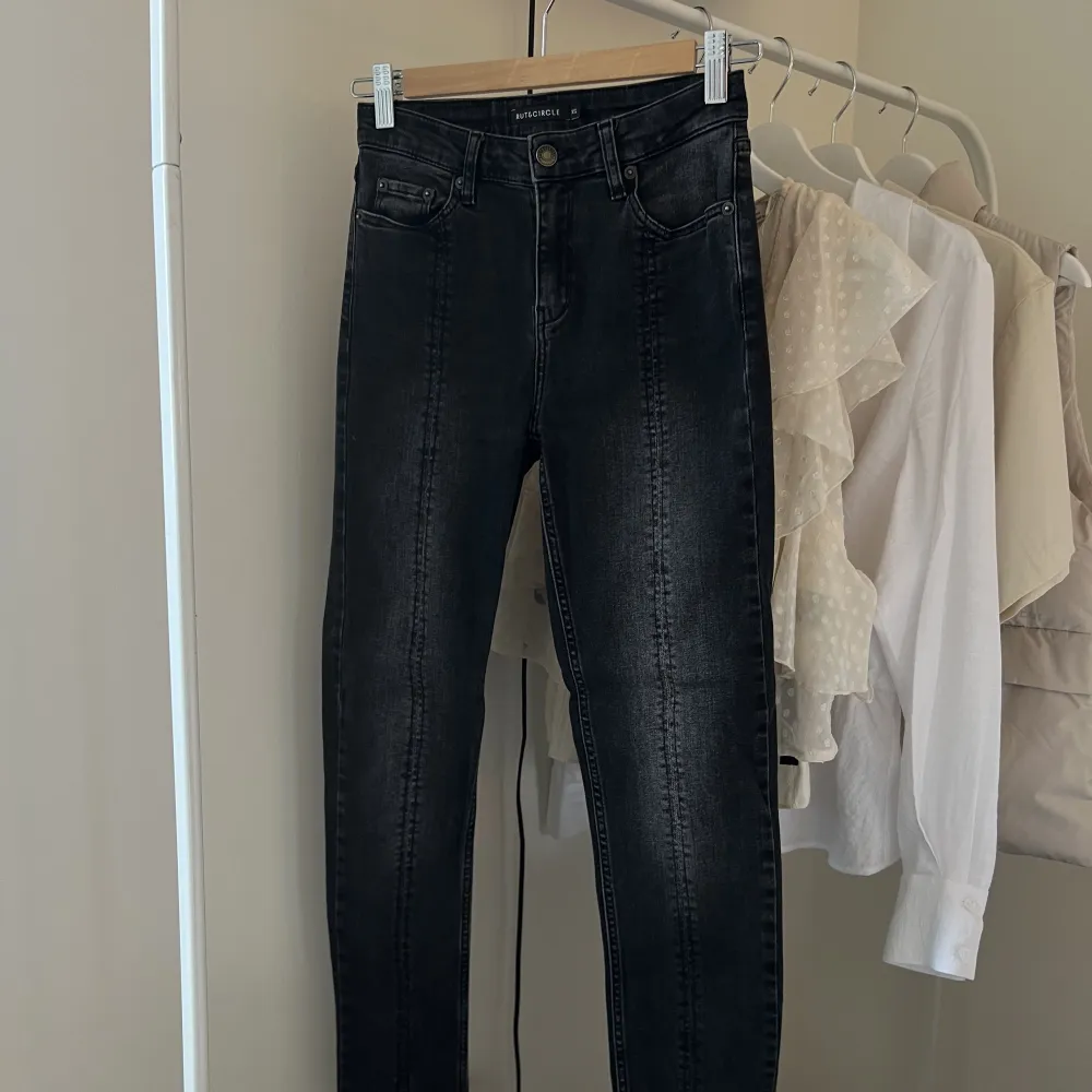 Säljer dessa fina jeans från Rut&Circle med slitt längst ner i strl XS🤍 . Jeans & Byxor.