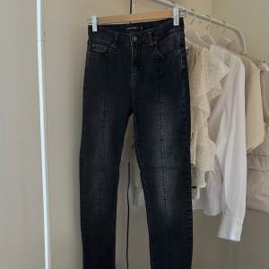 Säljer dessa fina jeans från Rut&Circle med slitt längst ner i strl XS🤍 