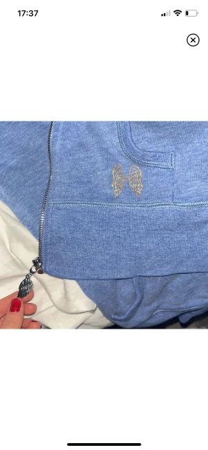 Zip up från Victoria secret  - Säljer min zip up från Victoria secret pga att jag inte använder den så mycket 