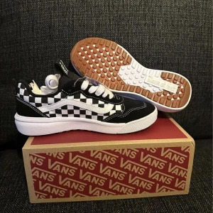 Vans skor - Säljer mina oanvända vans skor då dom inte kommer till användning. Storlek 36 Köpte dom för 600kr Säljer dom för 200kr 