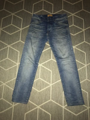 Jack and Jones jeans - Hej säljer mina Jack and Jones jean pga att de är för små. Har kanske använt de 5 gånger.