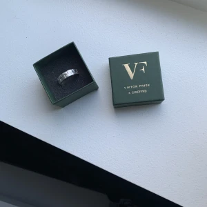 Äkta silver Ring - Äkta silver ring i bra skick ny pris 650kr rätt så stor är den så om du har små fingrar rekommenderar jag att inte köpa 