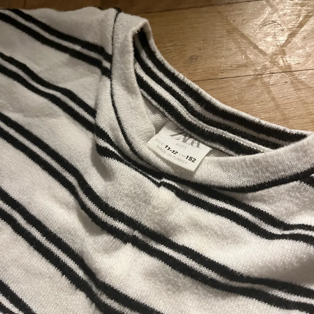 En svart och vit randig tröja som kommer från Zarah barnavdelning, i storlek 154 (år 11-12) . Tröjor & Koftor.
