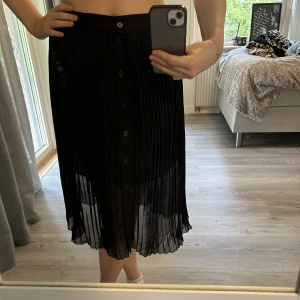 Kjol  - Mellan lång svart kjol 