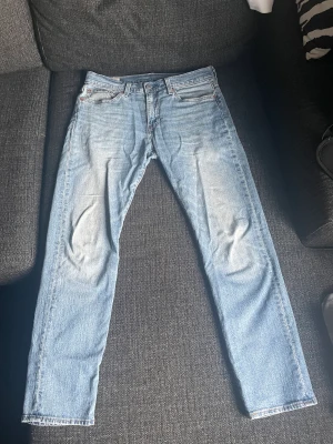 Levis 502 - Storlek w30 l30, riktigt fina byxor som jag bara använt 2-3 månader men behöver större storlek, skick 9/10, köptes på Levis för 1199kr