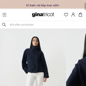 Gina kappa  - Säljer min blåa Gina kappa då jag redan har så många andra. Jätte skön kappa som passar till alla tillfällen och är perfekt nu i höst/vinter🍂🤍 Kappan är använd två gånger så den är i nyskick!  Lånade bilder Budat är budat. 