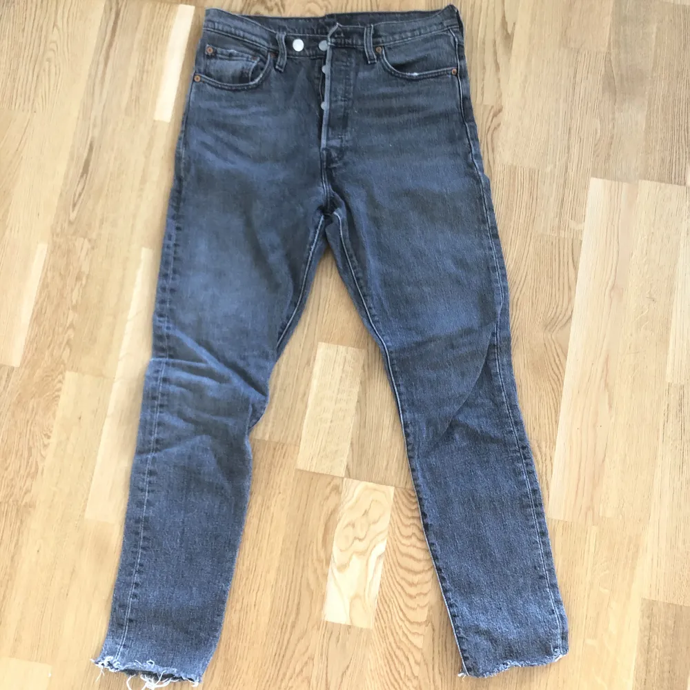 Skitsnygga Gråa Levis jeans som tyvärr inte passar mig längre 🖤 Storlek W29 L30. Jeans & Byxor.
