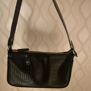 Svart väska - Säljer min gamla väska från kappahl🩷använd ganska mycket men inga slitningar alls💕Säljer pågrund av att den inte används längre, nypris:300kr