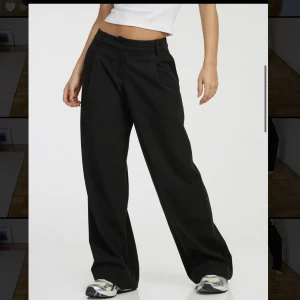 Svarta lowwaist kostymbyxor - Hindra wide leg kostymbyxor från Motelrocks, helt nya och lappen är kvar storlek S