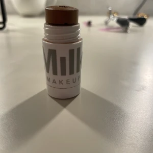 Milk - Milk jag har en ny bronzer så behöver inte denna längre❤️ställ gärna frågor. 
