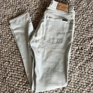 Nudie jeans  - Sparsamt använda slmitfit  nudiejeans storlek 31/32