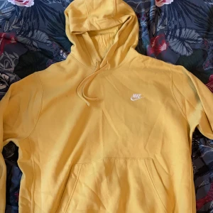 Gul Nike Hoddie  - Nästan oanvänd gul nike hoddie
