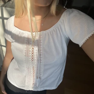 Topp från HM - Säljer denna somriga toppen som är perfekt till stranden nästa sommar eller resa!! Storlek S🧡