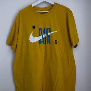 En Nike t shirt som jag fick i present. Tröjan är aldrig använd då den är för stor. För mer bilder eller videos på den skriv! Pris kan diskuteras!