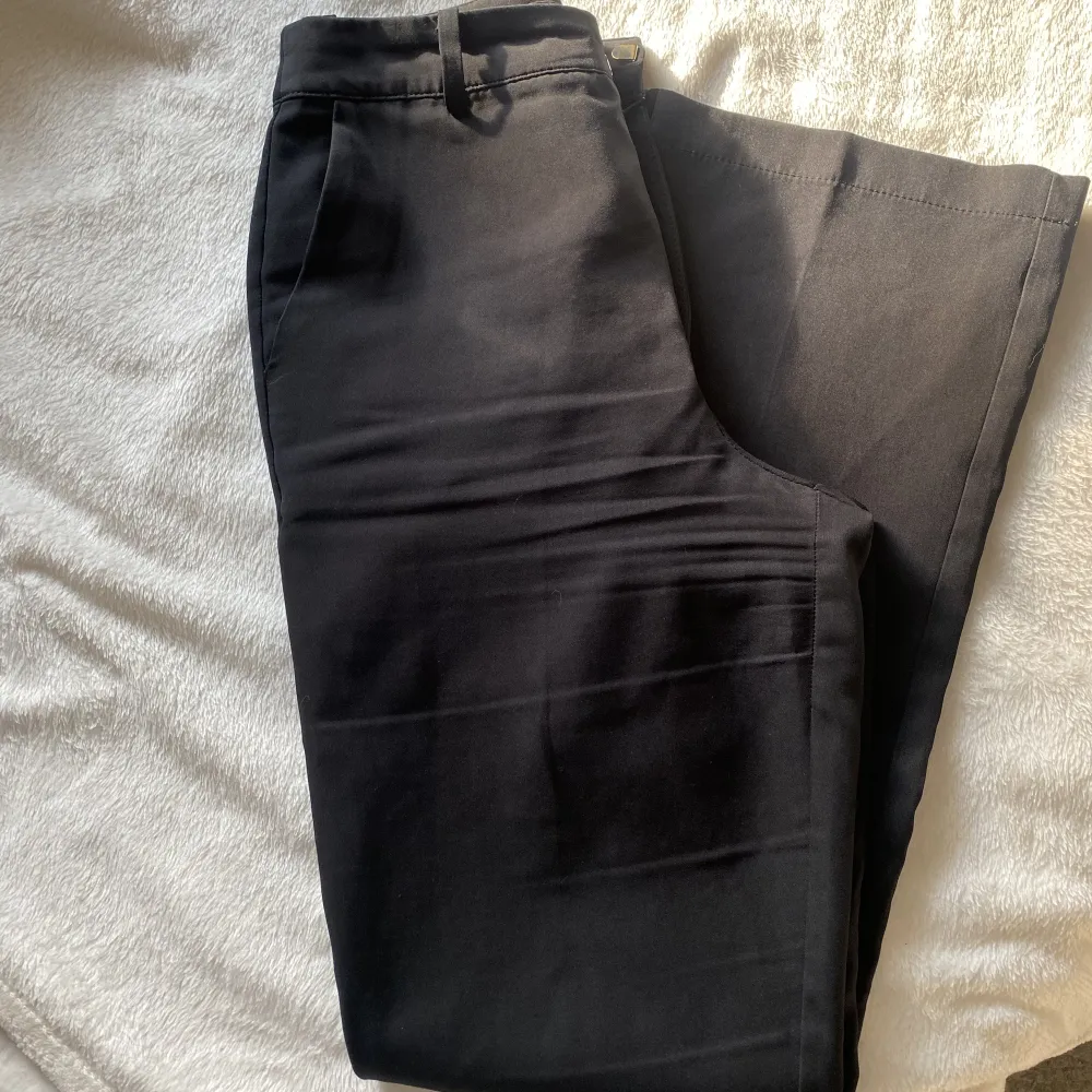 Kostymbyxor från Bikbok Väl använda men i bra skick💗 Säljer då dom inte passar längre. Jeans & Byxor.