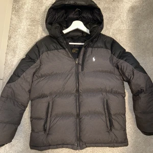 Polo Ralph lauren jacka - Tja säljer denna sjukt sköna och feta polo Ralph lauren jackan som nu blivit för liten. Storlek 170 men sitter som xs/s. Litet hål på baksidan som man ser på sista bilden men inget man tänker på när man har den på sig