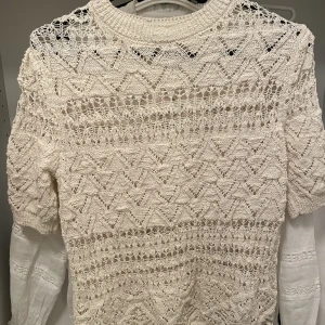 Virkad topp - Säljer denna ursnygga virkade topp från zara i toppenskick! Inköpt för 300, mitt pris 180+frakt💓 strl S❤️‍🔥