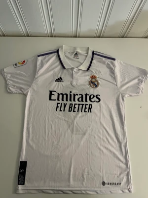 Real Madrid fotbollströja  - Real Madrid Home 2022/2023 Benzema Storlek S