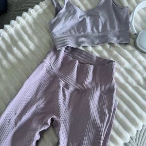 Aimn träningskläder  - Bh och trekvartslånga tights  Stolek S