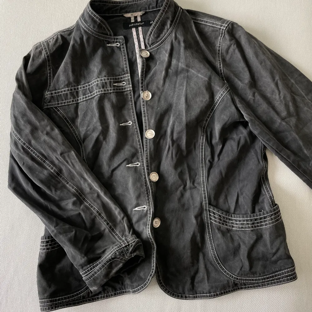 Säljer denna vintage jacka från prêt à porter då den inte kommer till användning🤍. Jackor.