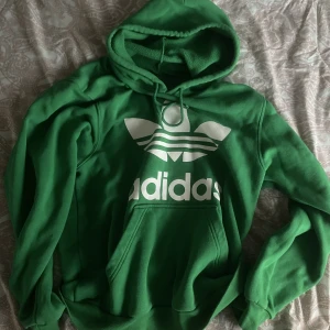 vintage adidas hoodie - en adidas hoodie från 2000-talet i väldigt bra skick