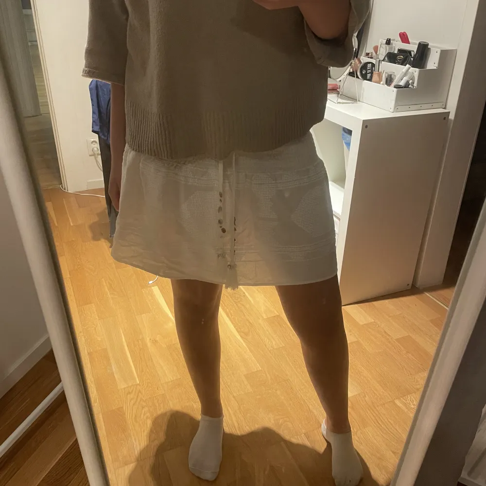 Super fin kjol från Zara i storlek M💘 använd väldigt få gånger, så säljes då den ej kommer till användning!. Kjolar.
