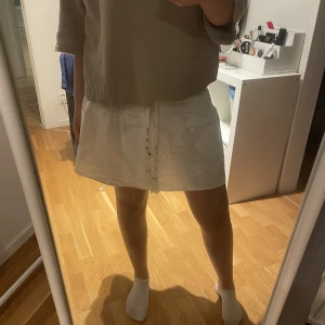 Zara kjol - Super fin kjol från Zara i storlek M💘 använd väldigt få gånger, så säljes då den ej kommer till användning!