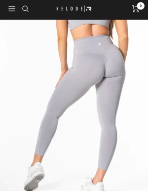 RELODE Vibe Tights + Top Grey - RELODE Vibe Kollektion Tights + Sport-bh i färgen Grå. Båda delar i storlek XS. Aldrig använda, bara provat på. Nypris 1 098kr, säljs för 450kr.