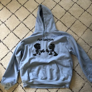 Signerad Papi santana hoodie - Signerad papi santana hoodie i storlek L men sitter som M. Använd 2 gånger. För er som undrar om den är äkta så finns videobevis. Vid fler frågor kom dm 