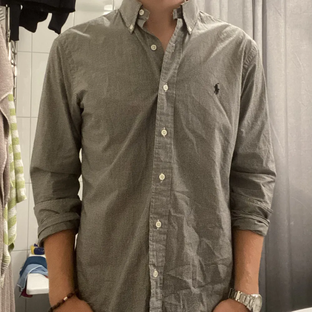 Ralph Lauren skjorta i slim fit, storlek M. Inga defekter, säljer för att den är för lång. Pris kan diskuteras vid snabb affär.. Skjortor.