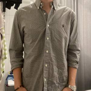 Ralph Lauren skjorta i slim fit, storlek M. Inga defekter, säljer för att den är för lång. Pris kan diskuteras vid snabb affär.