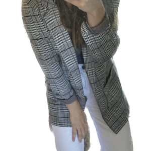 Rutig kavaj - Jätteskön och snygg kavaj, endast använd två gånger så nyskick! 